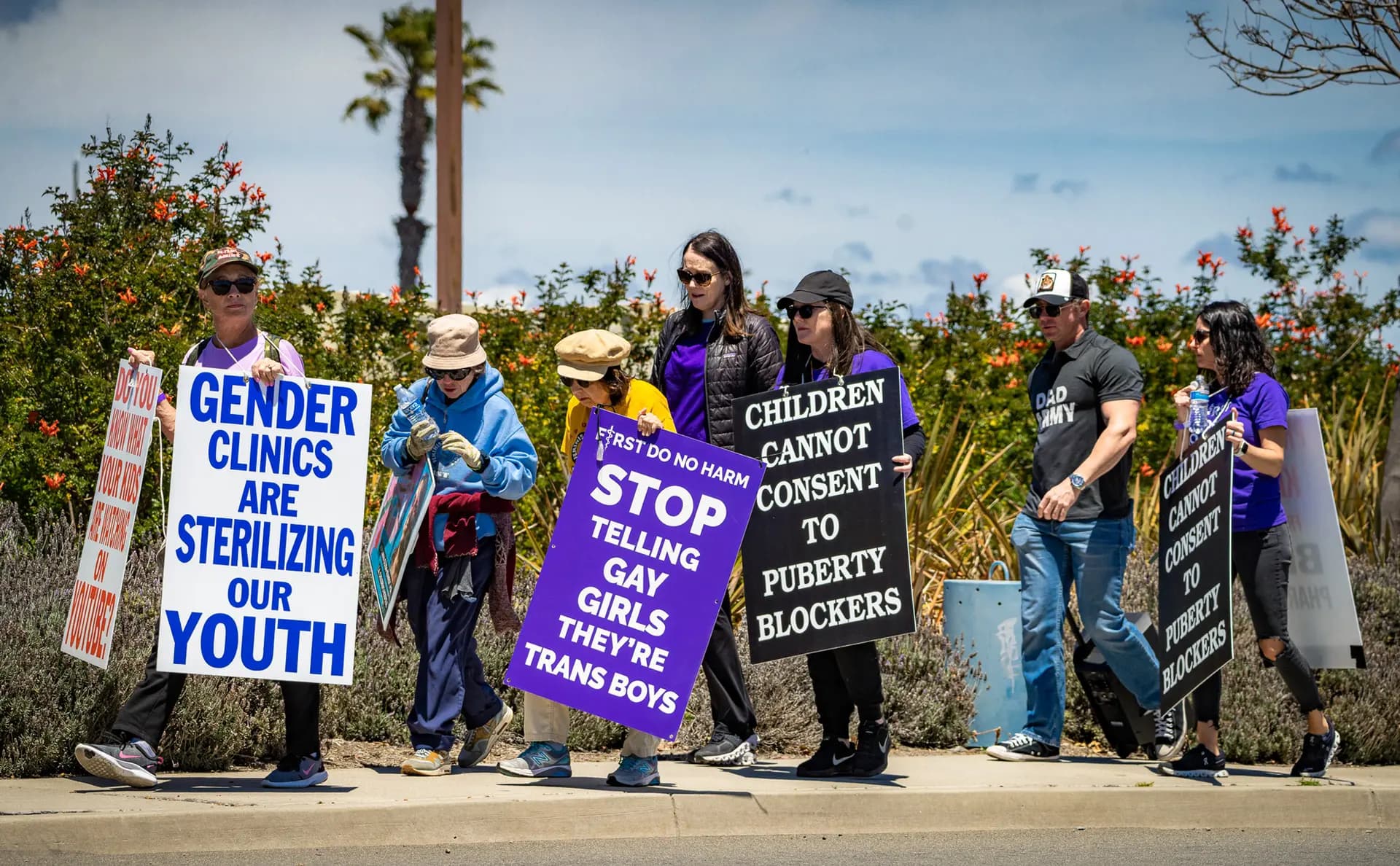 Defensores de la detransición se reúnen a las afueras de la conferencia anual de la Sociedad de Endocrinología Pediátrica celebrada en San Diego el 6 de mayo de 2023. (John Fredricks/The Epoch Times).
