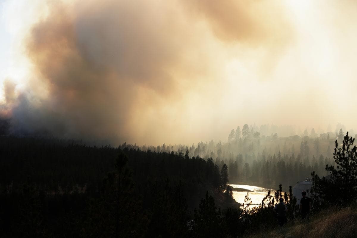 El incendio de Old Trails se observa desde W. Northwest Blvd., en Spokane, Washington, el 1 de agosto de 2026. (Young Kwak/AP Photo)