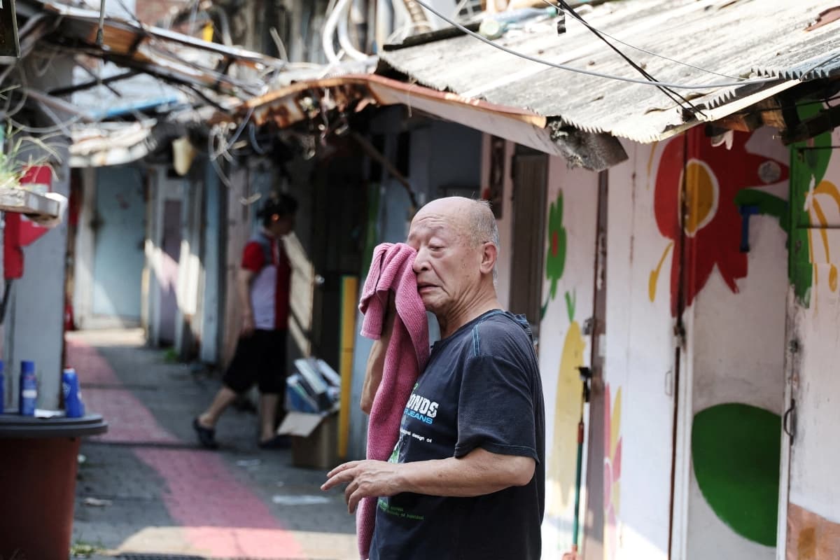 Un hombre en un "jjokbang", un pequeño asentamiento de viviendas de una sola habitación, durante la primera alerta por ola de calor severa en la historia de Seúl, Corea del Sur, el 4 de agosto de 2026. (Kim Hong-Ji/Reuters)
