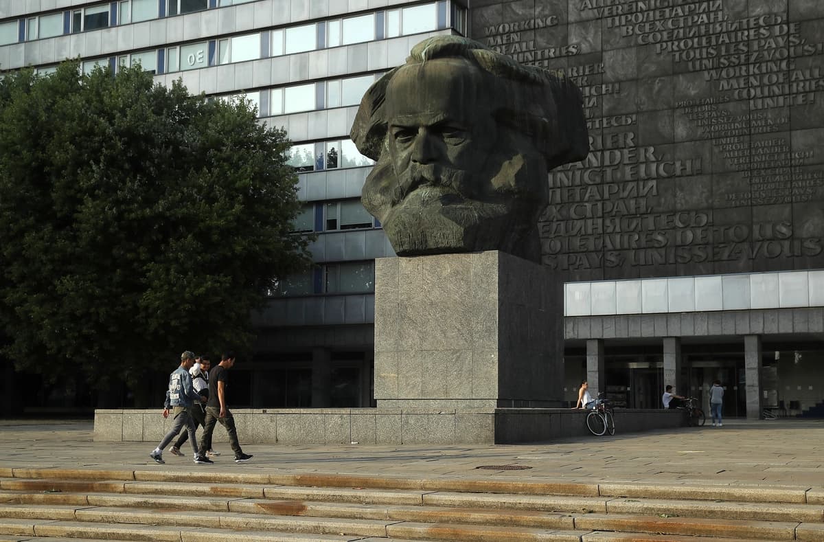 Monumento a Karl Marx en el centro de Chemnitz, Alemania, el 29 de agosto de 2018. El relativismo moral es un aspecto fundamental de la ideología marxista. (Sean Gallup/Getty Images).