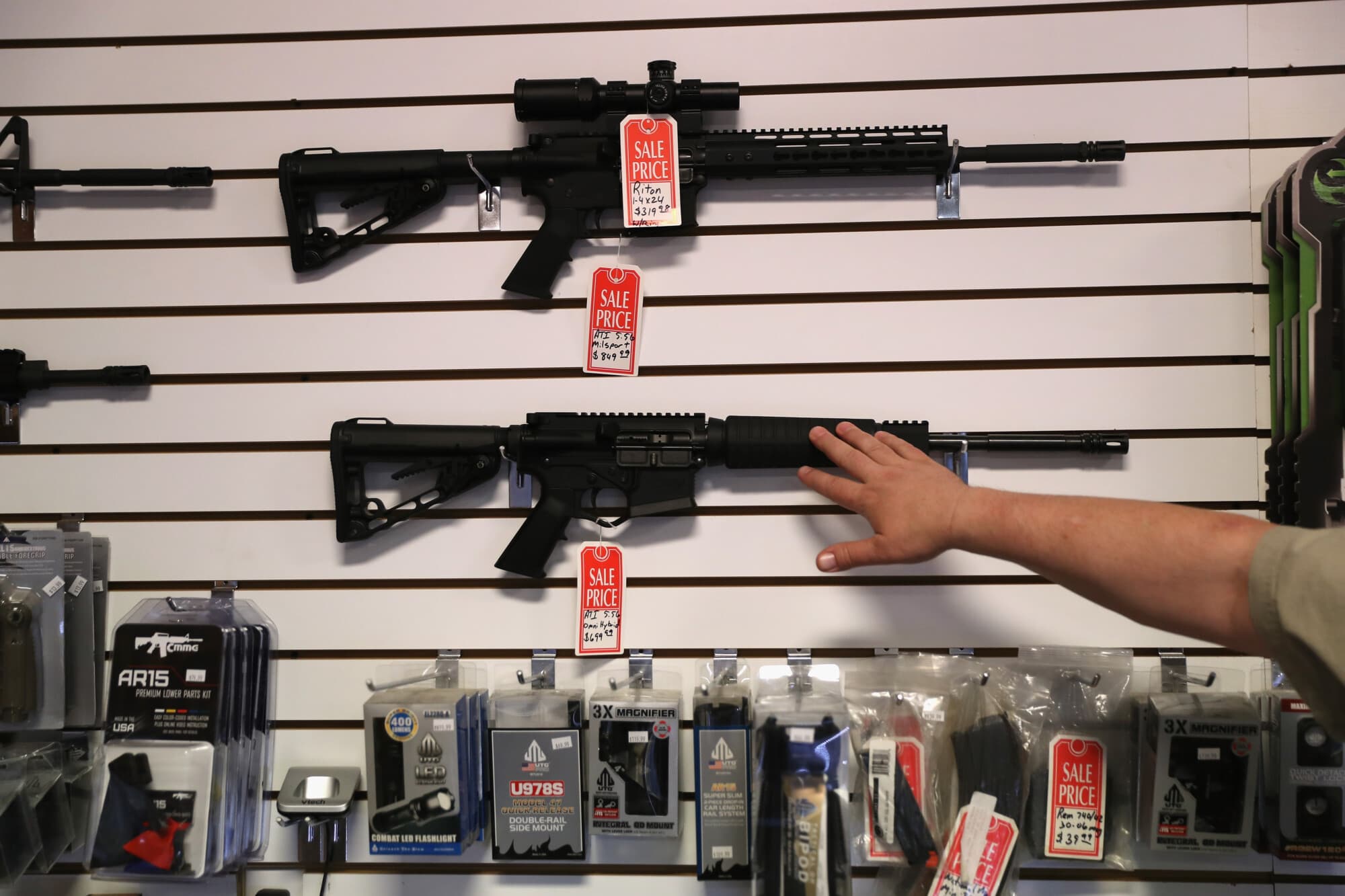 Una tienda de armas, muestra rifles AR-15 "Sport" el 29 de septiembre de 2016 en Benson, Arizona. (John Moore/Getty Images)