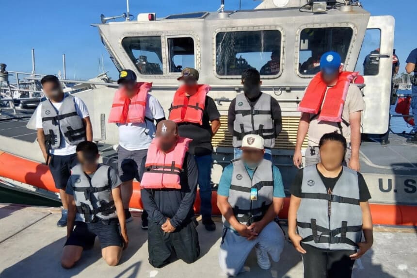 Guardia Costera y Armada de EE. UU. interceptan contrabando y arrestan a 34 inmigrantes ilegales