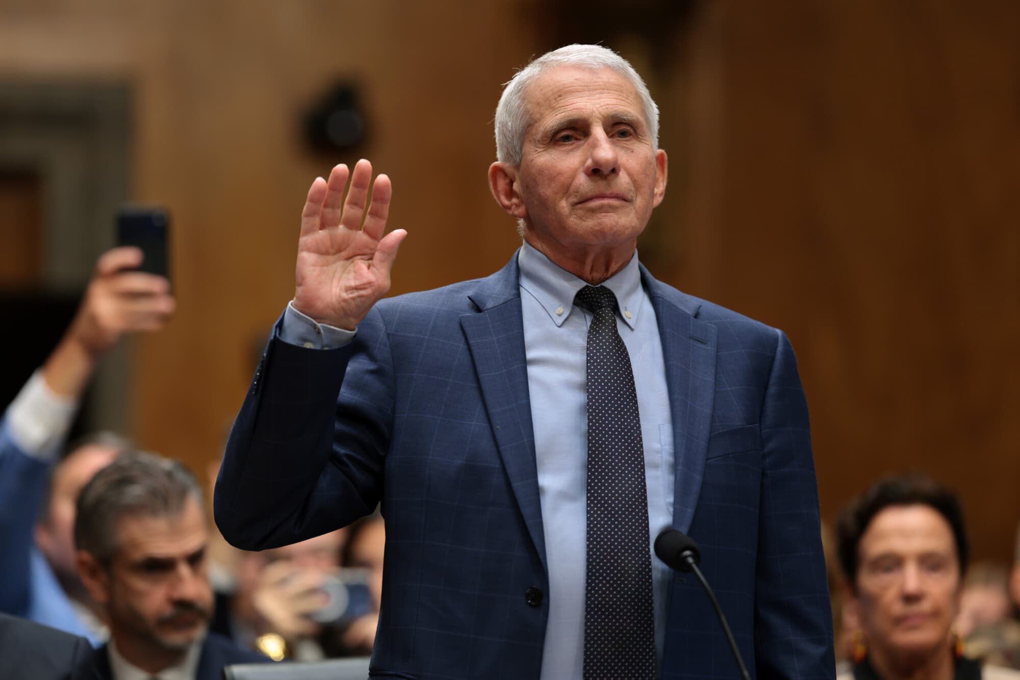 El exdirector de los NIH, Anthony Fauci, presta juramento antes de testificar en la audiencia de la Comisión de Seguridad Nacional y Asuntos Gubernamentales del Senado, celebrada el 29 de julio de 2026 en Washington, DC. (Anna Moneymaker/Getty Images)
