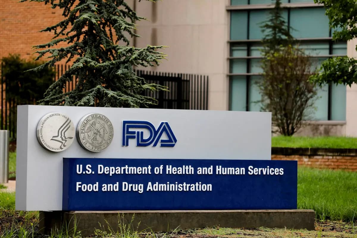 Cartel en el exterior de la sede de la Administración de Alimentos y Medicamentos (FDA) en White Oak, Maryland, el 29 de agosto de 2020. (Andrew Kelly/Reuters).