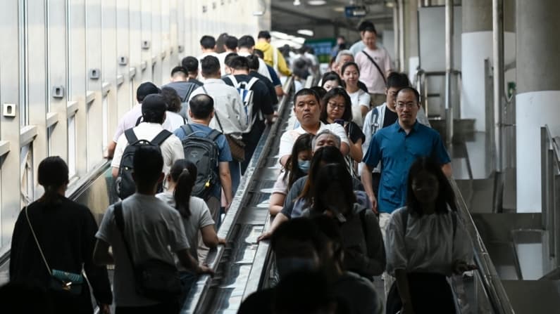 Nuevas reglas de salida de China buscan frenar la fuga de tecnología y la disidencia: analistas