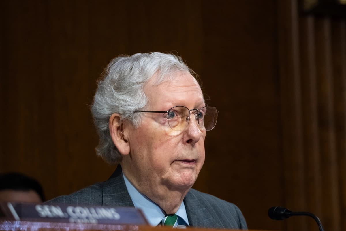 El senador McConnell es dado de alta del centro de rehabilitación