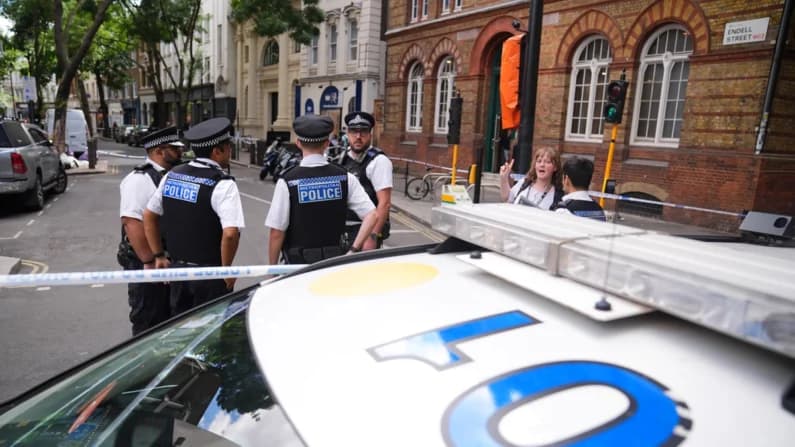 Apuñalan a 4 personas en el centro de Londres; la policía lo vincula a un incidente de salud mental