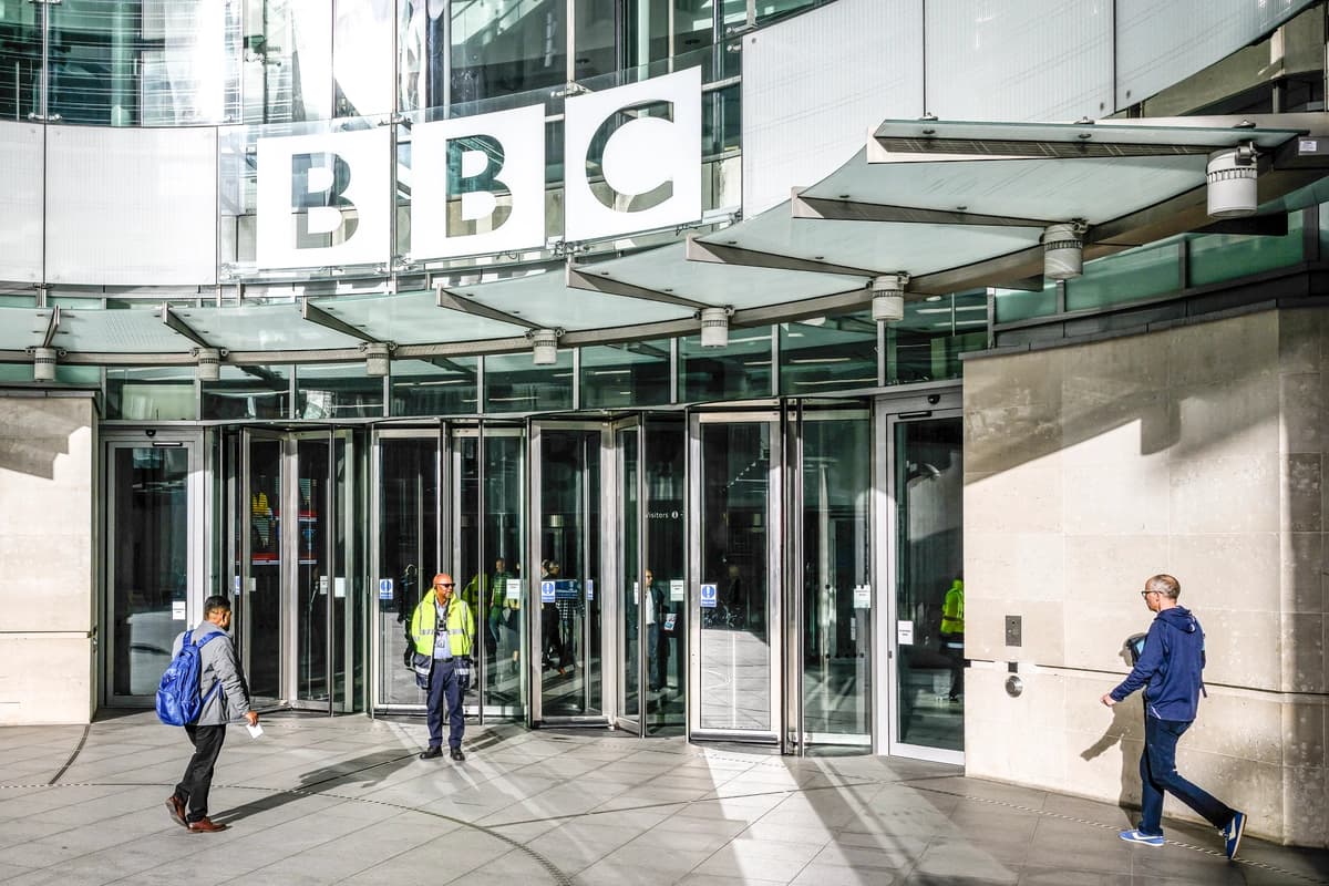 Juez ordena pausar difusión de finanzas de empresas de Trump a la BBC