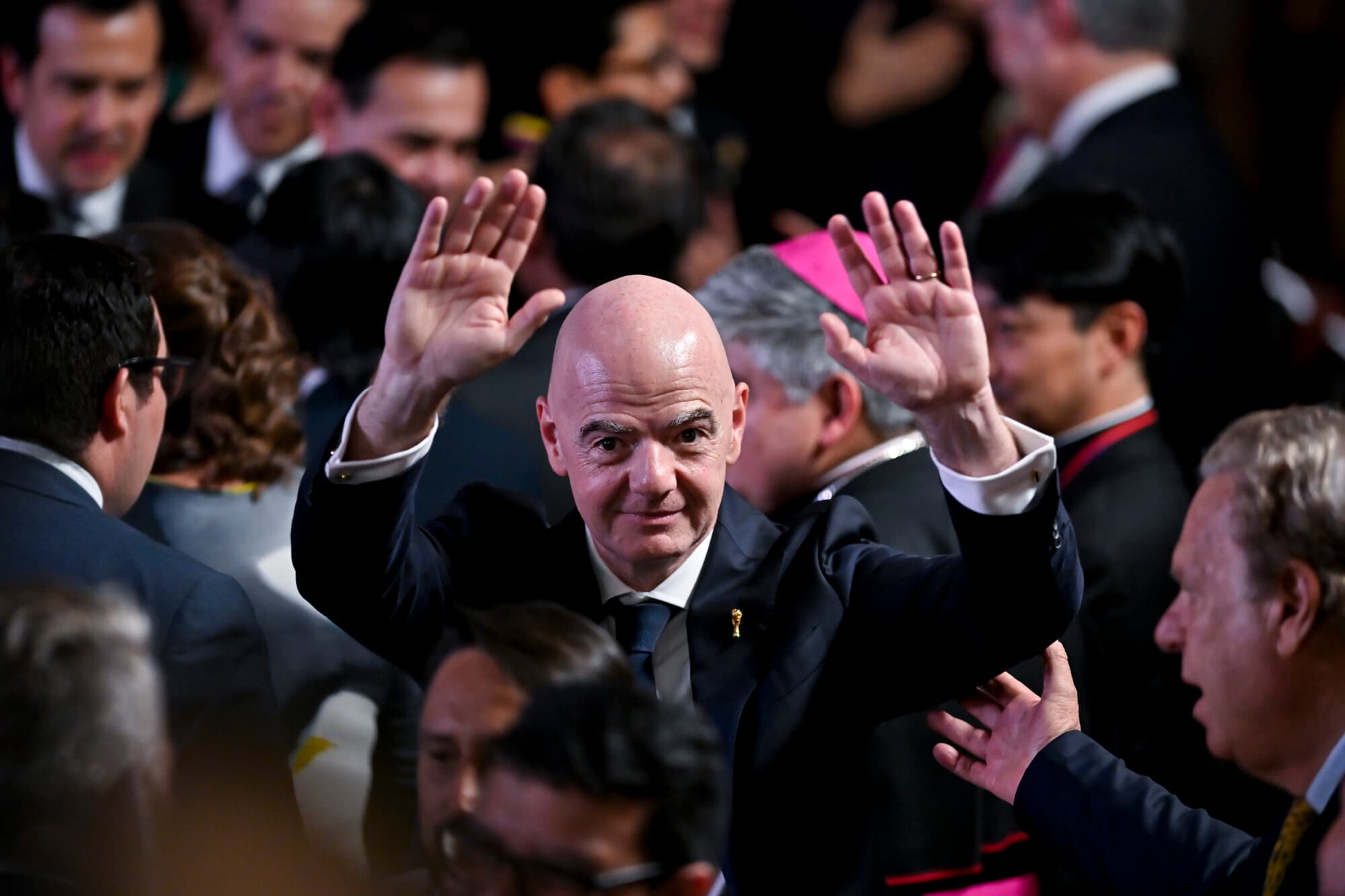 Gianni Infantino, presidente de la FIFA, saluda al llegar al evento de toma de posesión presidencial en la Arena USC el 7 de agosto de 2026 en Cali, Colombia.  (Gabriel Aponte/Getty Images)