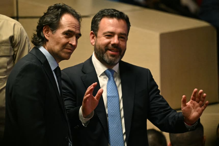 El alcalde de Medellín, Federico Gutiérrez (izq.), y el alcalde de Bogotá, Juan Fernando Galán, esperan el inicio de la ceremonia de juramentación del nuevo presidente de Colombia, Abelardo de la Espriella, en la Universidad Santiago de Cali, en Cali, Colombia, el 7 de agosto de 2026. (Foto de Luis ACOSTA / AFP via Getty Images)