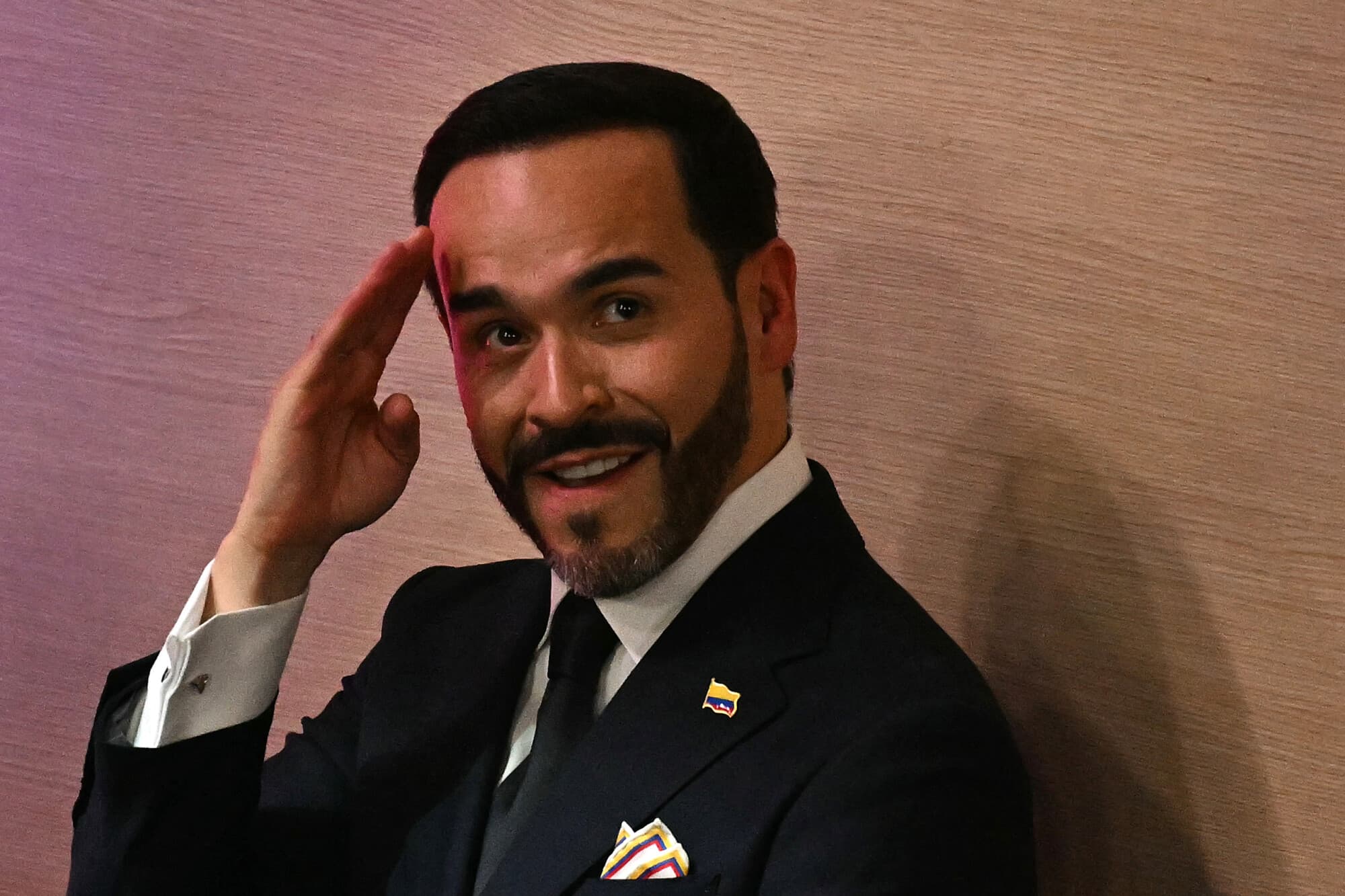 El presidente electo de Colombia, Abelardo de la Espriella, saluda a su llegada a la ceremonia de toma de posesión en la Universidad Santiago de Cali, en Cali, Colombia, el 7 de agosto de 2026. (Luis ACOSTA / AFP vía Getty Images)