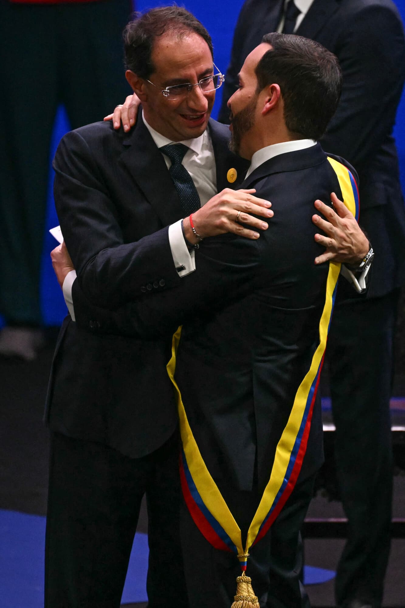 El nuevo presidente de Colombia, Abelardo de la Espriella, abraza a su vicepresidente, José Manuel Restrepo, durante la ceremonia de toma de posesión celebrada en la Universidad Santiago de Cali, en Cali, Colombia, el 7 de agosto de 2026. (Luis ACOSTA / AFP vía Getty Images)