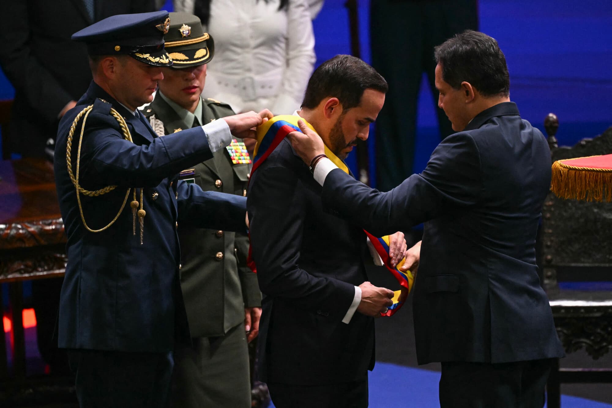 El nuevo presidente de Colombia, Abelardo de la Espriella, recibe la banda presidencial de manos del presidente del Congreso de Colombia, Honorio Henríquez, durante su ceremonia de toma de posesión en la Universidad Santiago de Cali, en Cali, Colombia, el 7 de agosto de 2026. (Luis ACOSTA / AFP vía Getty Images)