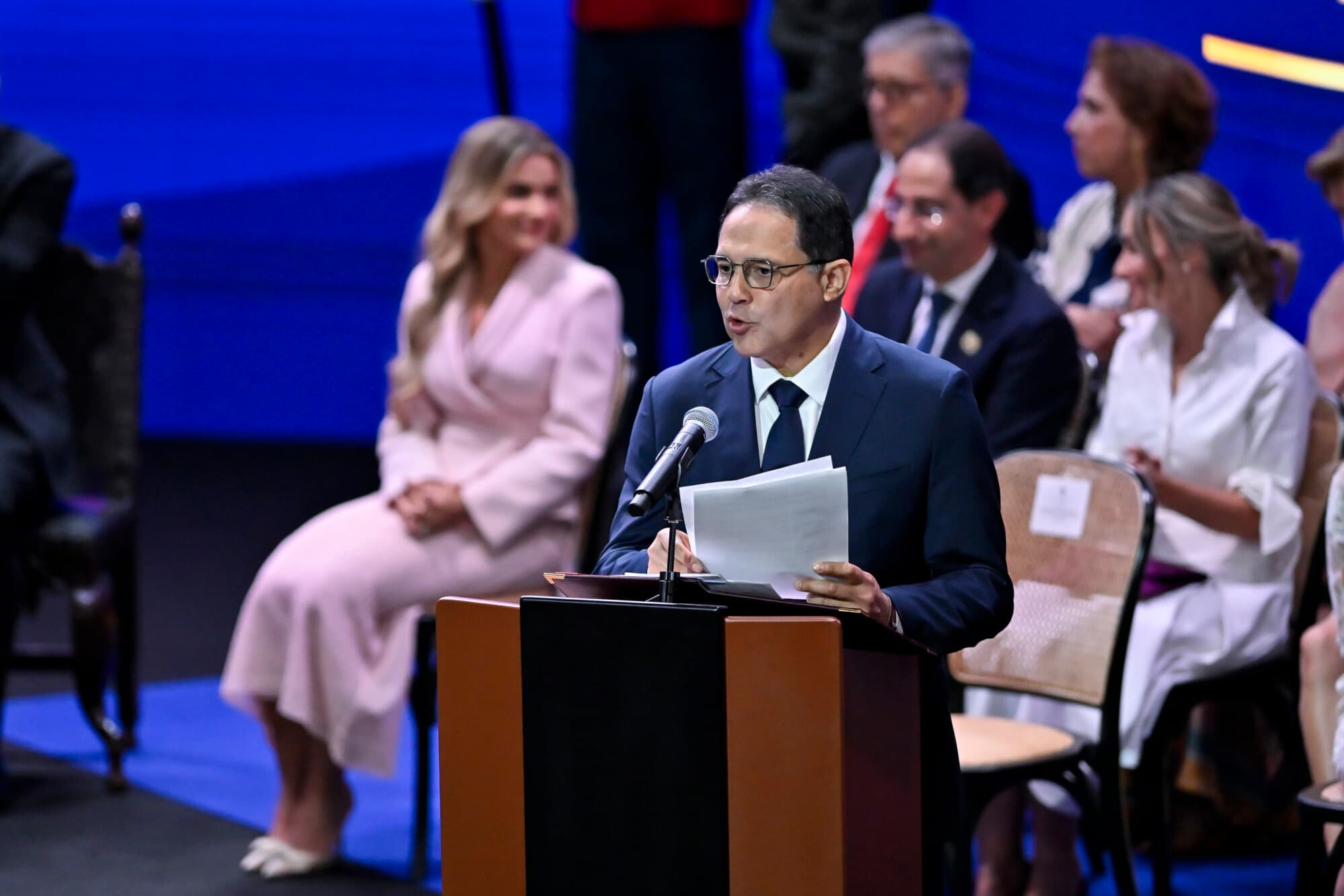 Honorio Henríquez, presidente del Senado, pronuncia un discurso durante la toma de posesión presidencial en la Arena USC el 7 de agosto de 2026 en Cali, Colombia. (Gabriel Aponte/Getty Images)