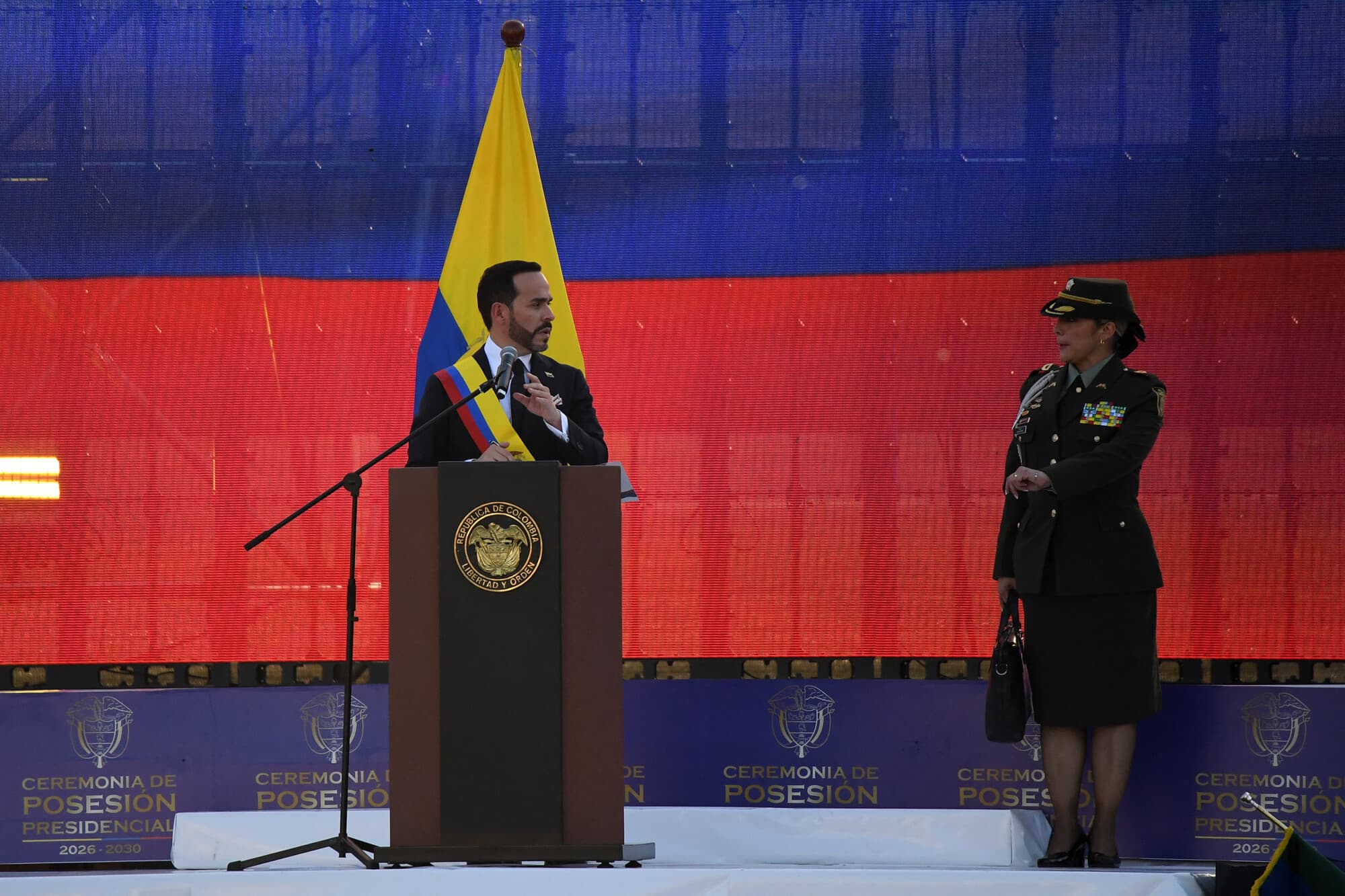 El nuevo presidente de Colombia, Abelardo de la Espriella, pronuncia un discurso en el Batallón Pichincha tras tomar posesión de su cargo, en Cali, Colombia, el 7 de agosto de 2026. (SALDARRIAGA / AFP vía Getty Images)
