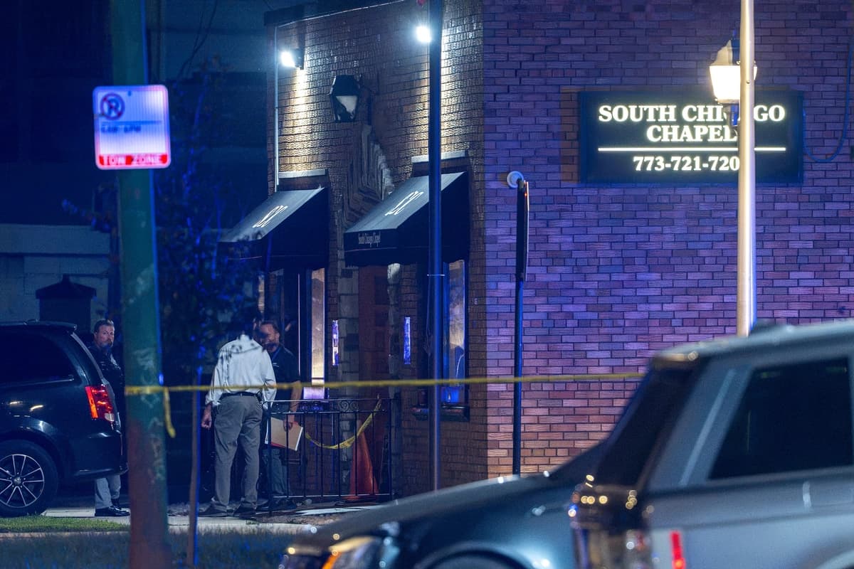 La policía de Chicago investiga a South Chicago Chapel después de que las autoridades descubrieran docenas de cadáveres en estado de descomposición en el sótano de la funeraria el 6 de agosto de 2026. (Tyler Pasciak LaRiviere/Chicago Sun-Times vía AP)
