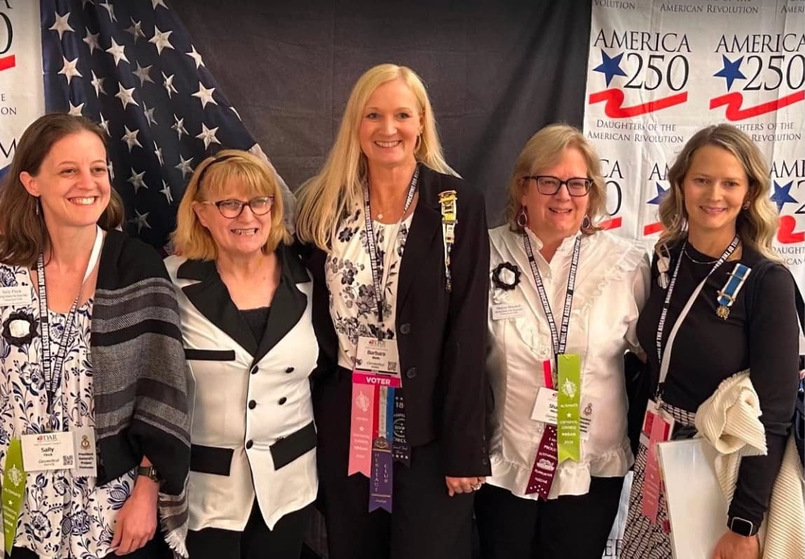 (De izquierda a derecha) Sally Fink, Deb Heim, Barbara Wells, Sharon Mitchell y Laura McDonald, miembros de las Hijas de la Revolución Americana que se oponen a que se permita la incorporación de hombres, se reúnen para el Congreso Continental anual de la organización en Washington el 26 de junio de 2026. (Cortesía de Laura McDonald)
