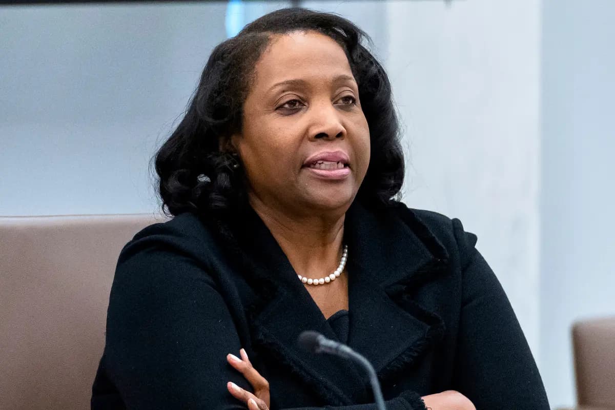 Lisa Cook, miembro de la Junta de Gobernadores de la Reserva Federal, escucha durante una sesión abierta de la Junta de Gobernadores en la Reserva Federal, en Washington, el 25 de junio de 2025. (Mark Schiefelbein/AP Photo).