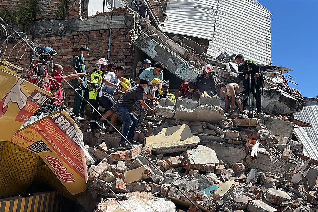 Rescatistas buscan sobrevivientes entre los escombros de un edificio derrumbado tras un terremoto en Pereira, Colombia, el 10 de agosto de 2026. Un potente sismo sacudió Colombia y países latinoamericanos vecinos el 10 de agosto de 2026, y equipos médicos se movilizaron para ayudar a las víctimas tras los daños o el derrumbe de edificios en varias ciudades. (Roberto Betancourt / AFP vía Getty Images)