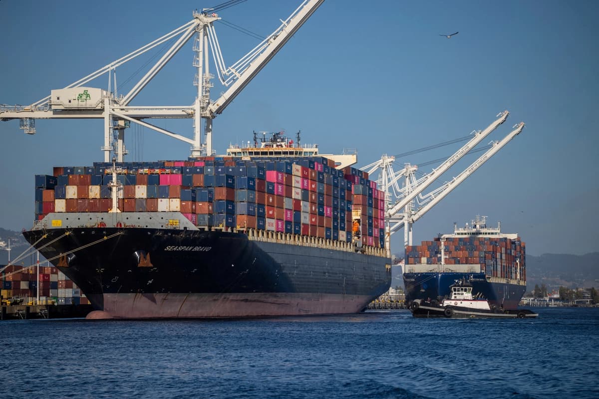 Trump extiende la Ley Jones y permite que barcos extranjeros transporten mercancías entre puertos de EE. UU.
