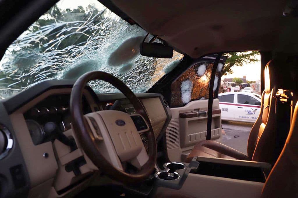 Un vehículo acribillado a balazos permanece en una calle de Culiacán, Sinaloa, México, el 17 de octubre de 2019. Hombres fuertemente armados, a bordo de camionetas todoterreno, se enfrentaron ese mismo día en un intenso combate con las fuerzas de seguridad mexicanas en Culiacán, capital del estado natal de Joaquín «el Chapo» Guzmán, entonces encarcelado. Foto: Rashide Frias/AFP vía Getty Images