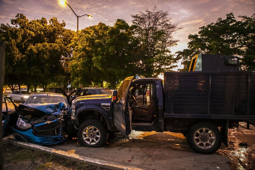 Vehículos acribillados y accidentados permanecen en una calle de Culiacán, Sinaloa, México, el 17 de octubre de 2019, después de que hombres fuertemente armados, a bordo de camionetas todoterreno, se enfrentaran intensamente con las fuerzas de seguridad mexicanas. Ese día, las autoridades detuvieron a uno de los hijos de Joaquín «el Chapo» Guzmán en una operación que desencadenó enfrentamientos en la ciudad, según informó el entonces secretario de Seguridad, Alfonso Durazo. Foto: Rashide Frias/AFP vía Getty Images