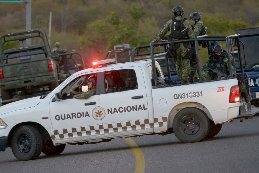 Miembros de la Guardia Nacional y del Ejército mexicano circulan por una carretera en Culiacán, Sinaloa, México, el 6 de enero de 2023, un día después del operativo para detener a Ovidio Guzmán, hijo de Joaquín «el Chapo» Guzmán. Las fuerzas de seguridad mexicanas capturaron a Ovidio Guzmán, acusado de liderar una facción del Cártel de Sinaloa, pocos días antes de una visita a México del entonces presidente de Estados Unidos, Joe Biden. Foto: Juan Carlos Cruz/AFP vía Getty Images
