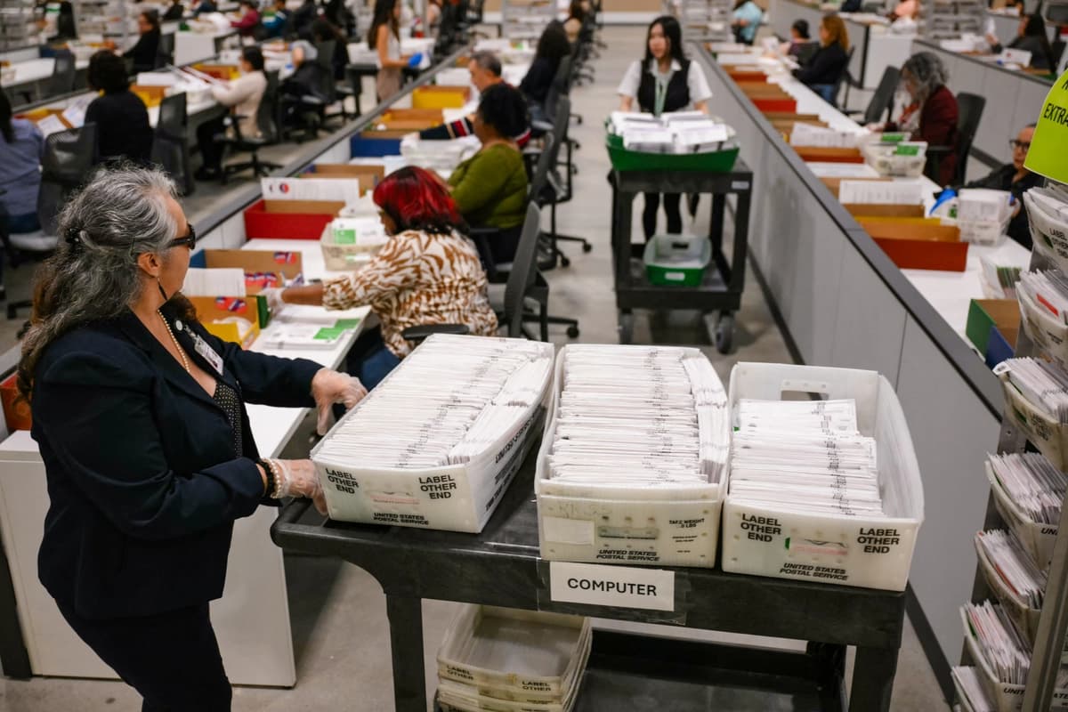 Juez bloquea las restricciones al voto por correo impuestas por Trump en todo el país