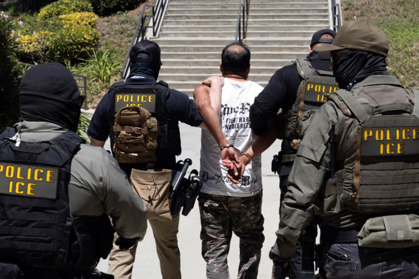 Agentes del Servicio de Inmigración y Control de Aduanas (ICE) escoltan a un detenido al salir del Centro de Gobierno del Condado de Ventura, en Ventura, California, el 27 de julio de 2026. (Blake Fagan / AFP vía Getty Images)