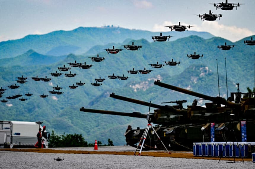 Drones militares vuelan en formación durante un ejercicio militar conjunto entre Corea del Sur y Estados Unidos en el campo de entrenamiento de bomberos de Seungjin en Pocheon, Corea del Sur, el 25 de mayo de 2023. (Yelim Lee/AFP vía Getty Images).