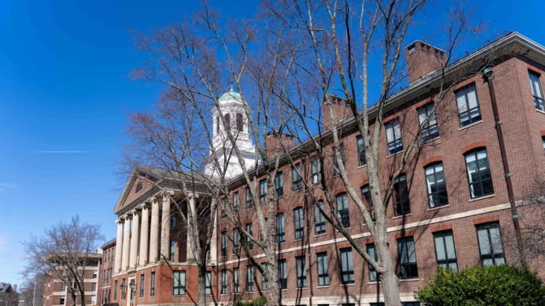 Juez desestima demanda por antisemitismo del DOJ contra Harvard
