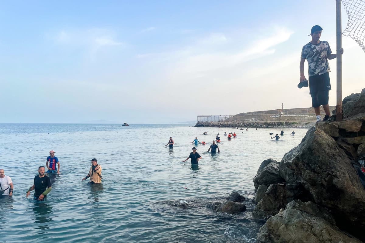 Migrantes marroquíes cruzan a nado la frontera marítima hacia el territorio español de Ceuta el 31 de julio de 2026. (Etienne Fauchaire/The Epoch Times)
