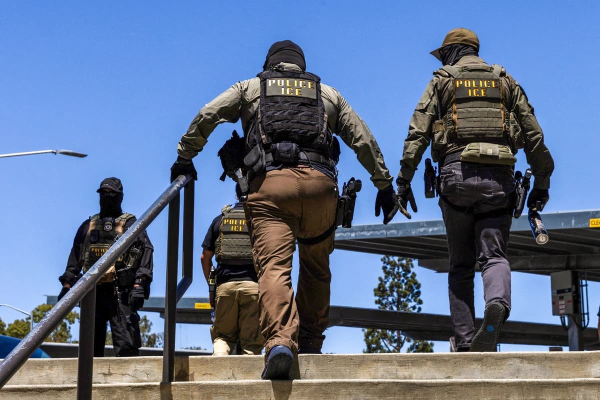 Agentes del Servicio de Inmigración y Control de Aduanas caminan frente al Centro de Gobierno del Condado de Ventura en Ventura, California, el 27 de julio de 2026. (Blake Fagan/AFP vía Getty Images)
