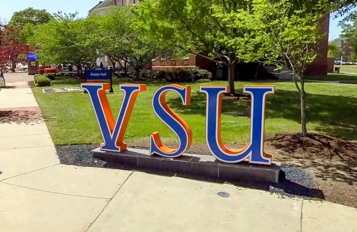 Señalización en la Universidad Estatal de Virginia en Petersburg, Virginia, en abril de 2022. (Google Maps/Captura de pantalla vía The Epoch Times)