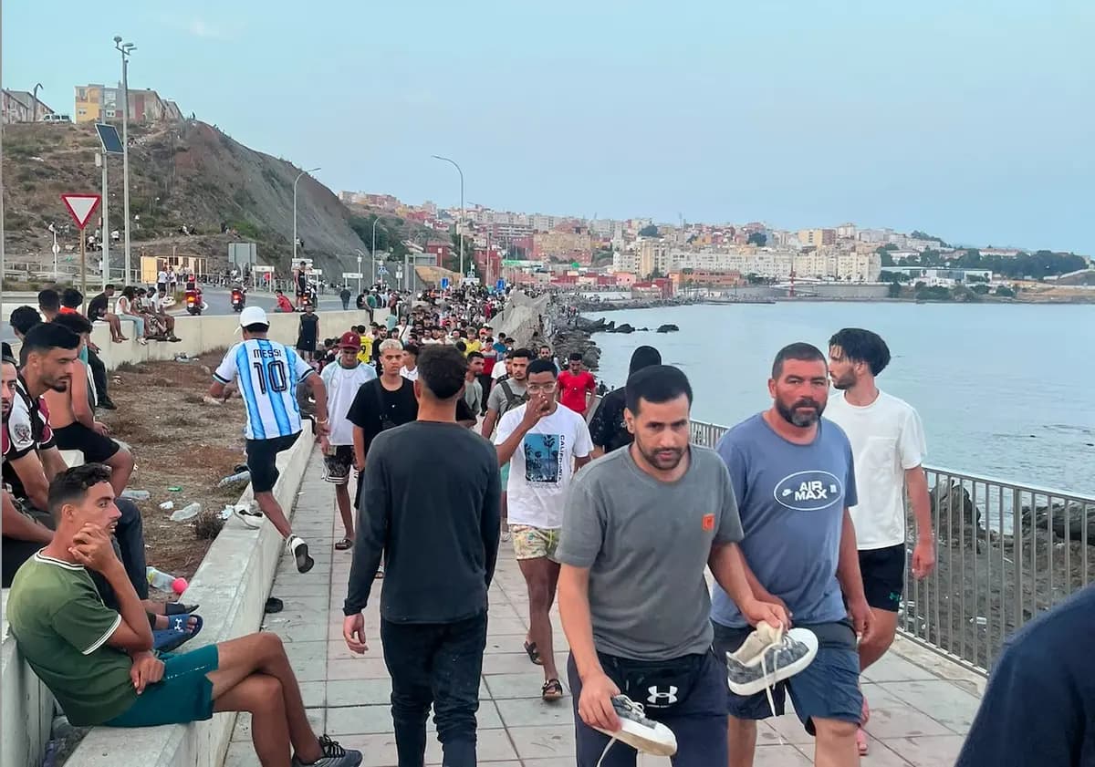 Migrantes marroquíes se concentran en la avenida costera Martínez Catena, en el territorio español de Ceuta, el 31 de julio de 2026. (Etienne Fauchaire/The Epoch Times)