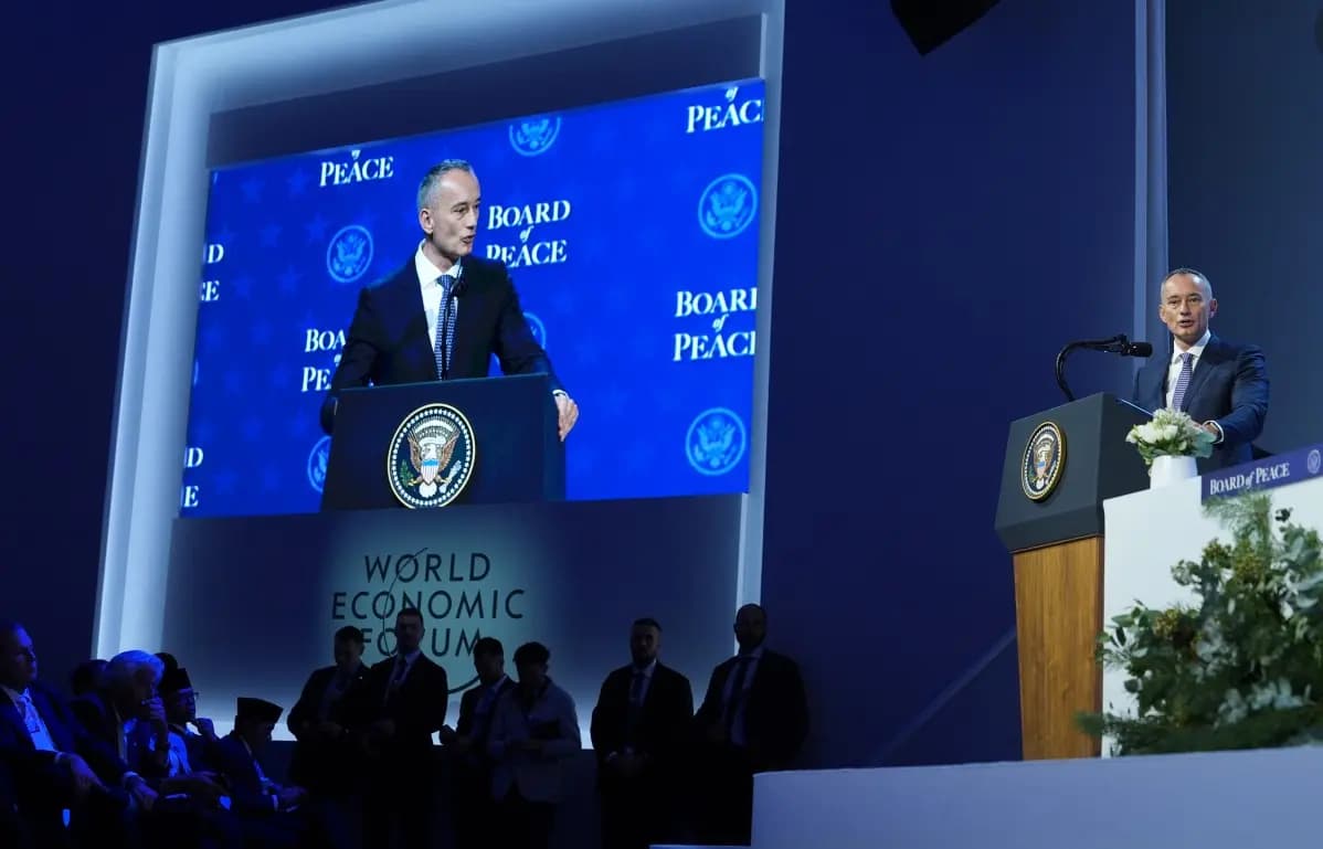 El miembro de la Junta Directiva Nikolay Mladenov habla tras la firma de la carta constitutiva de la Junta de la Paz durante la reunión del Foro Económico Mundial en Davos, Suiza, el 22 de enero de 2026. (Evan Vucci/AP).