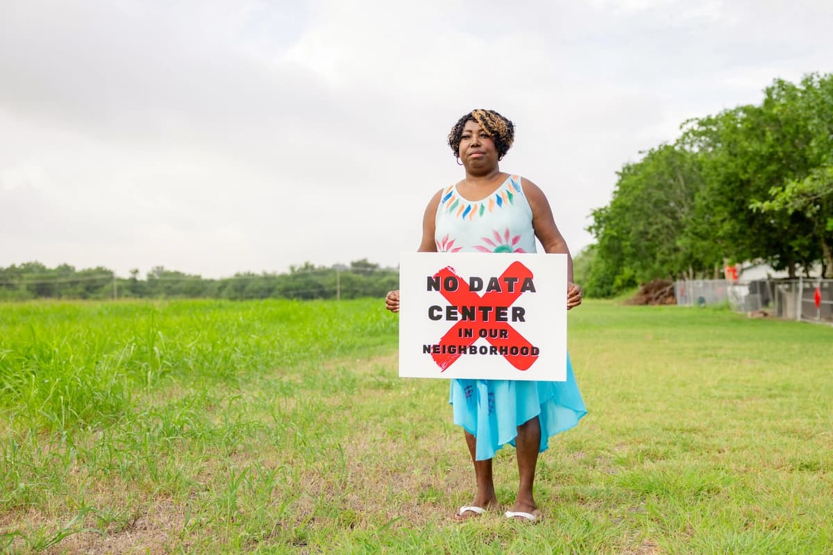 Pamela Griffin posa en el lugar donde se construirá un posible centro de datos en Taylor, Texas, el 2 de julio de 2026. (Fotografía de Cathlin McCullough para The Epoch Times).
