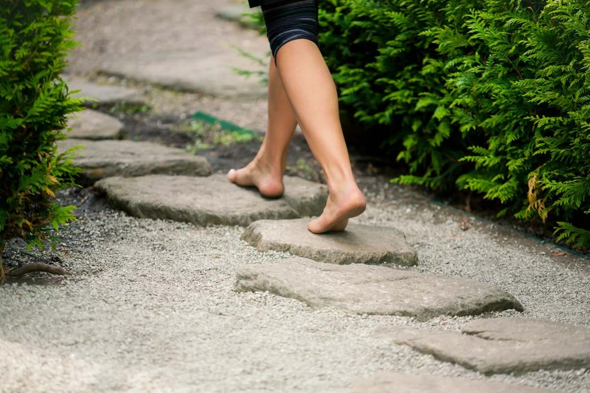 ¿Qué sucede cuando camina descalzo?