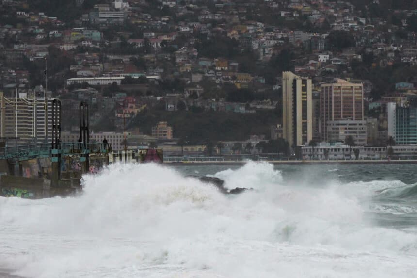Norte de Chile enfrenta los estragos del temporal con un fallecido y cerca de 2000 evacuados