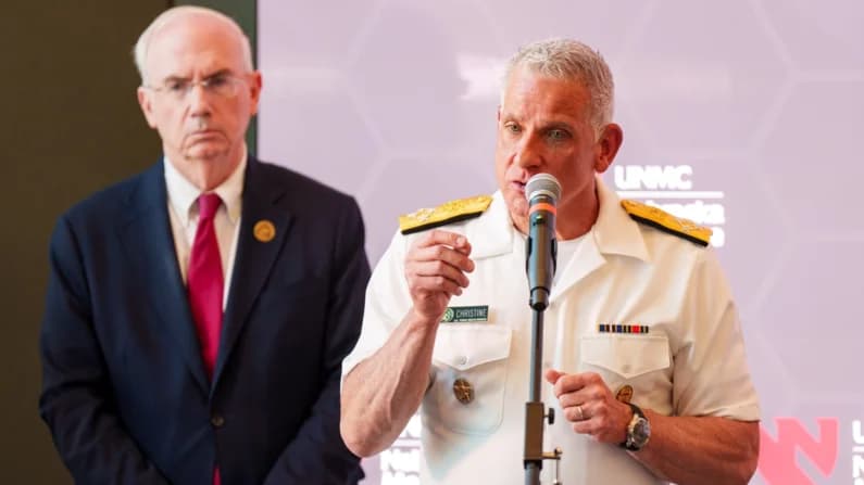 Un alto cargo sanitario pide que se apoye a las personas que interrumpen su proceso de transición de género