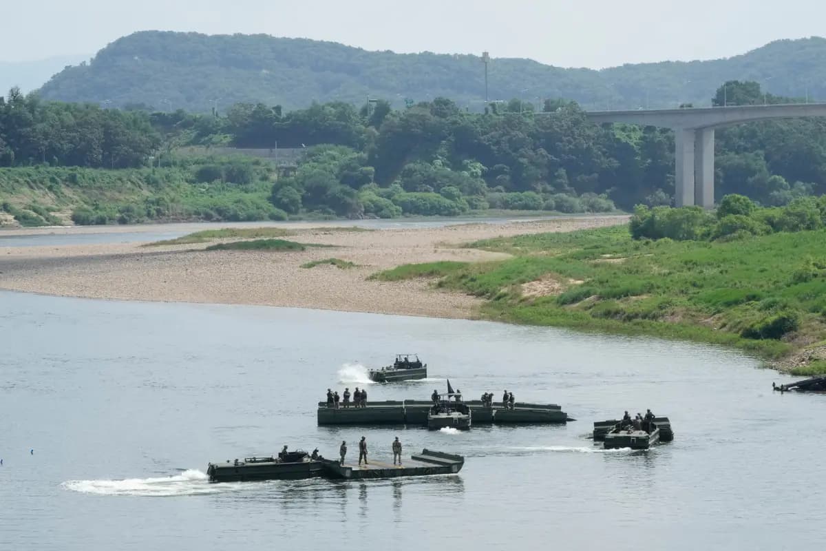 Soldados del Ejército de EE. UU. realizan un ejercicio de entrenamiento en un río en Yeoncheon, Corea del Sur, cerca de la frontera con Corea del Norte, el 18 de agosto de 2026. (Ahn Young-joon/AP)