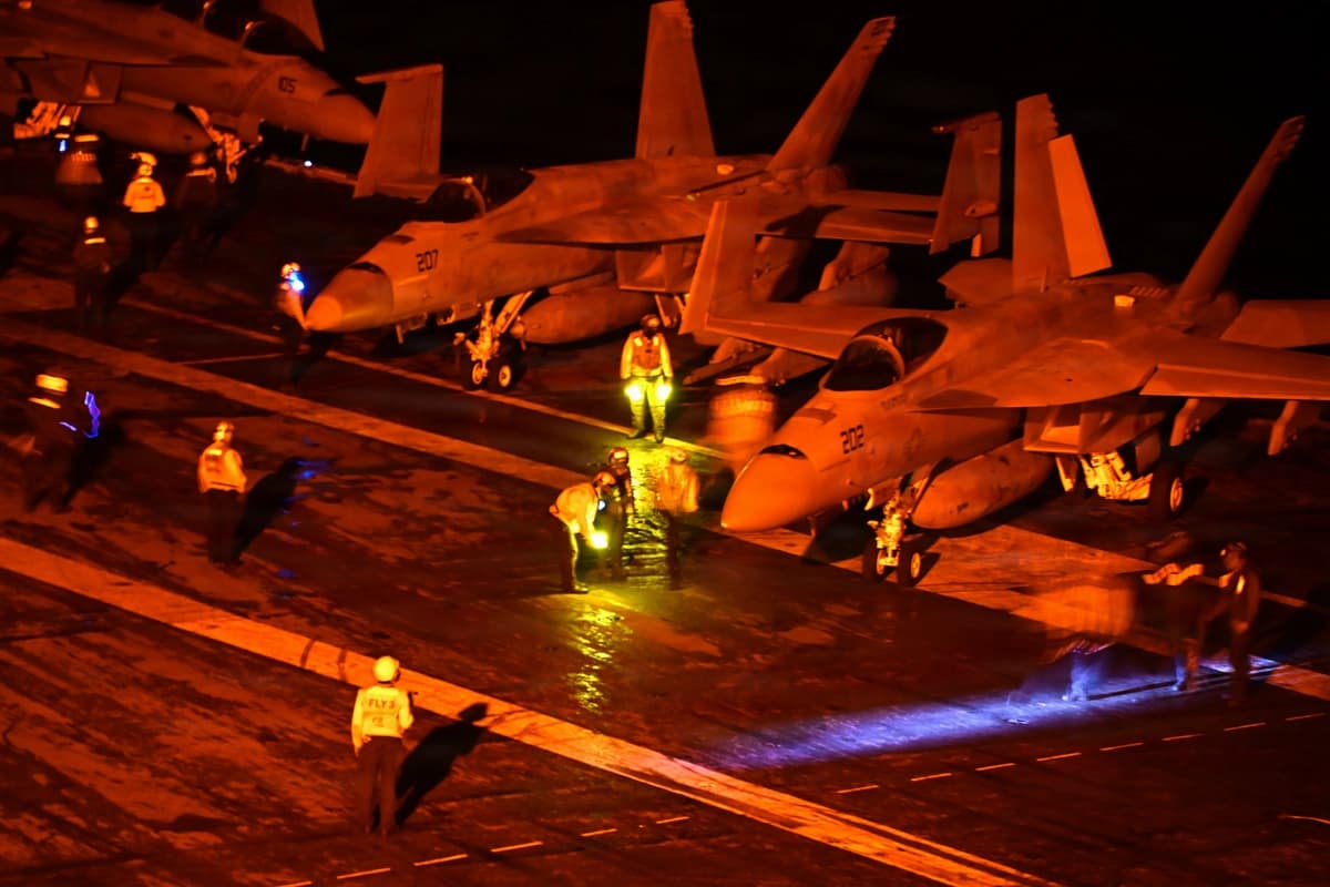 Aviones F/A-18 Super Hornet, embarcados en el portaaviones USS George Washington, se preparan para operaciones de vuelo en el Océano Índico, el 18 de agosto de 2026. (Armada de los EE. UU./Especialista Jefe en Comunicación de Masas Joshua Karsten)
