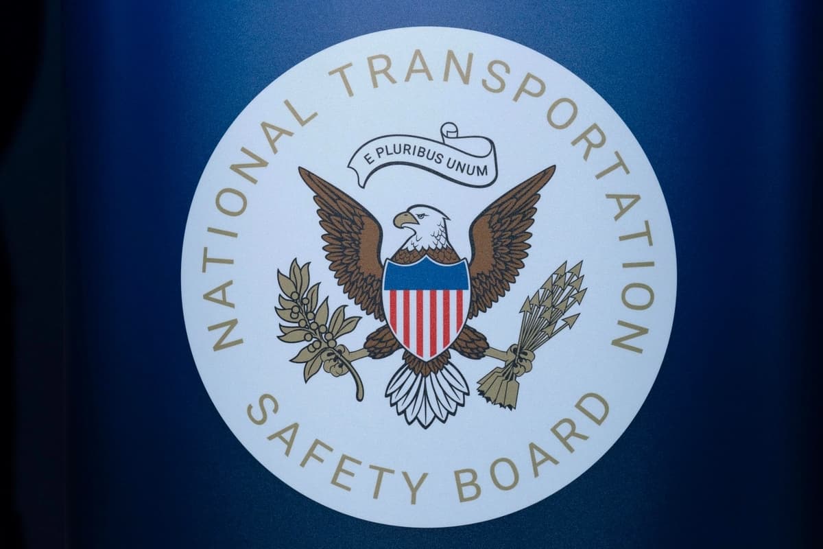 Se observa el sello de la Junta Nacional de Seguridad en el Transporte antes de una conferencia de prensa en el Aeropuerto Nacional Ronald Reagan de Washington, en Arlington, Virginia, el 31 de enero de 2025. (José Luis Magana/AP Photo)
