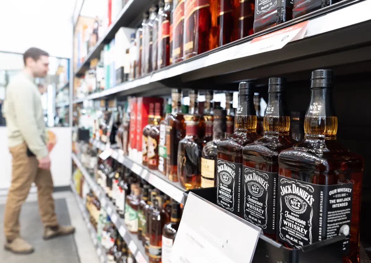 Se ve whisky estadounidense en los estantes de una licorería de la SAQ en Montreal el 4 de marzo de 2025. (The Canadian Press/Christinne Muschi)