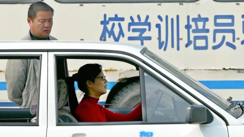 Autoescuelas chinas cierran y reducen su actividad ante caída de número de nuevos conductores