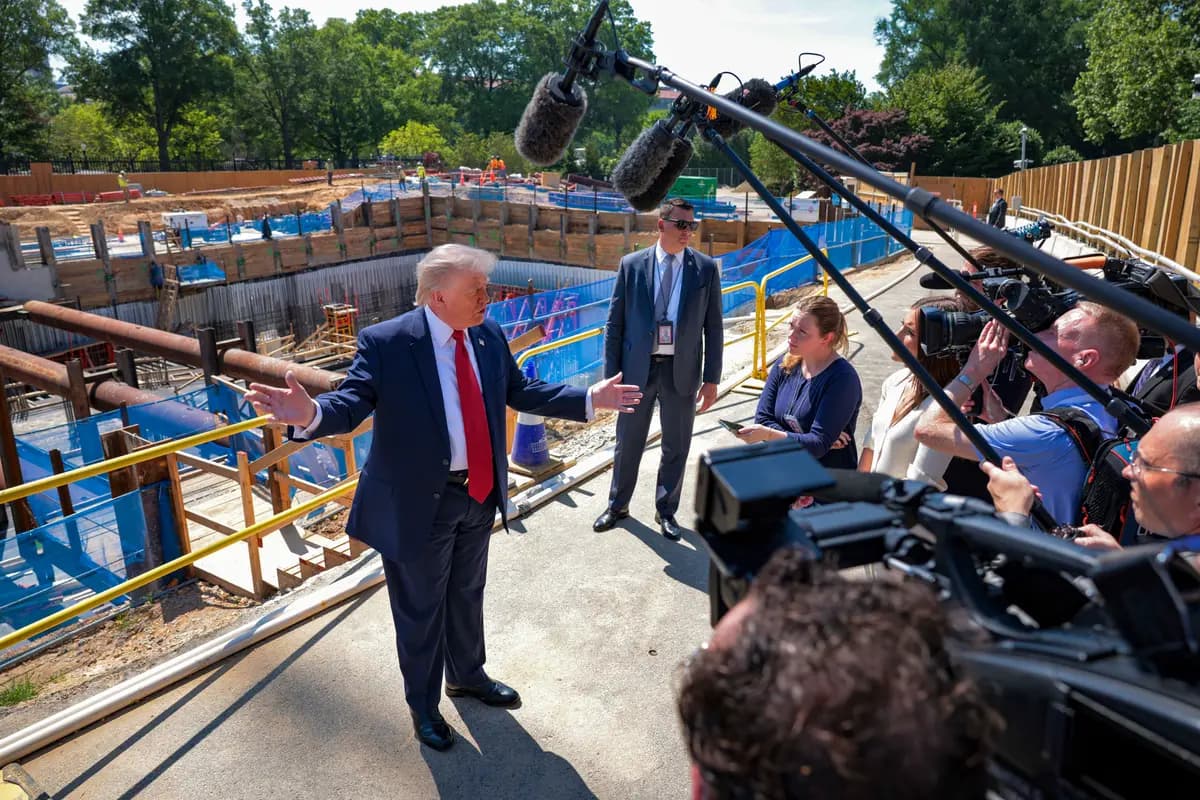El presidente Donald Trump habla con los medios de comunicación junto a carteles de su proyecto de salón de baile para la Casa Blanca, en medio de las obras de construcción en la Casa Blanca en Washington, el 19 de mayo de 2026. (Chip Somodevilla/Getty Images)