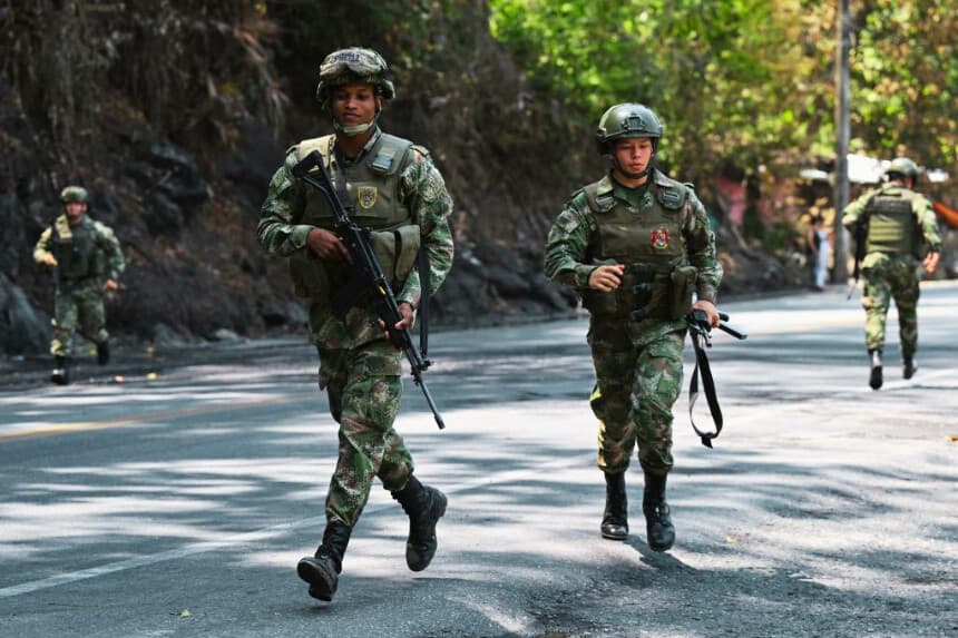 Muere un militar colombiano y tres más resultan heridos al pisar un campo minado en Antioquia
