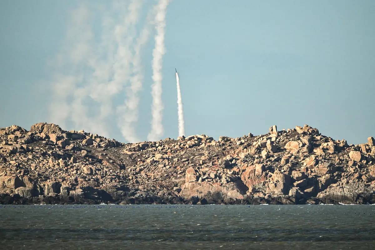 El ejército chino lanza un cohete al aire durante unos ejercicios militares en la isla de Pingtan, situada frente a Taiwán, al otro lado del Estrecho de Taiwán, en la provincia de Fujian, al este de China, el 30 de diciembre de 2025. (Adek Berry/AFP vía Getty Images).