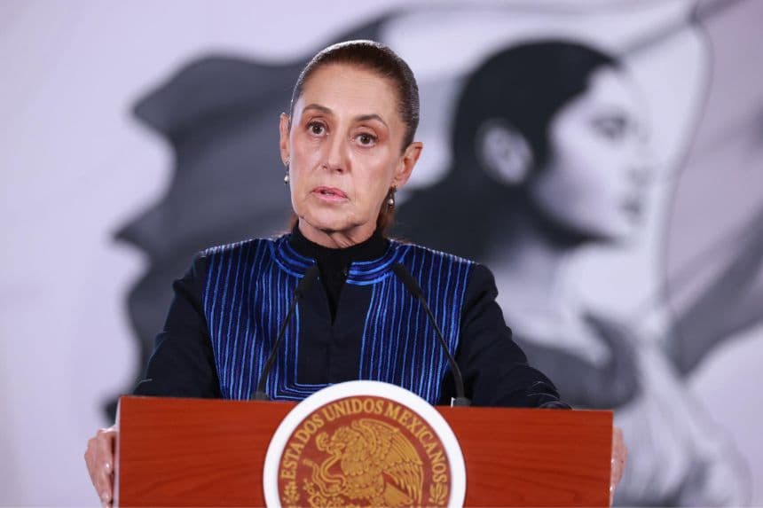 La presidenta de México, Claudia Sheinbaum, habla durante una rueda de prensa este lunes, en Palacio Nacional de la Ciudad de México, México. (EFE/Mario Guzmán)
