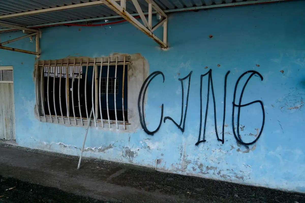 Las letras "CJNG", que corresponden al nombre formal del grupo, Cártel de Jalisco Nueva Generación, cubren la fachada de una casa abandonada en El Limoncito, en el estado de Michoacán, México, el 30 de octubre de 2021. (Eduardo Verdugo/AP Photo)